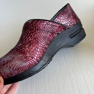 Sanita Clogs Sz 7 in USA Leather Metallic Danish Fuchsia Slip‎ On Shoes